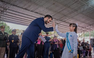 Guardapolvos impecables y corazones firmes: más de 300 chicos prometieron a la Bandera