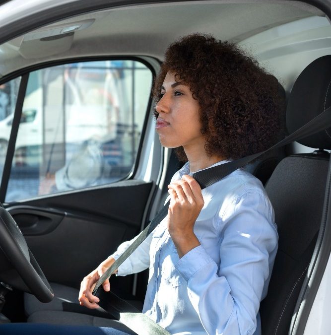 Conducir requiere contar con documentos y elementos de seguridad obligatorios